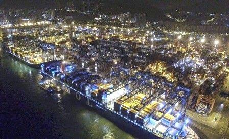 全球最大集装箱船首航抵达香港