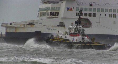 载313人渡轮遭遇暴风雨在法国加莱港搁浅